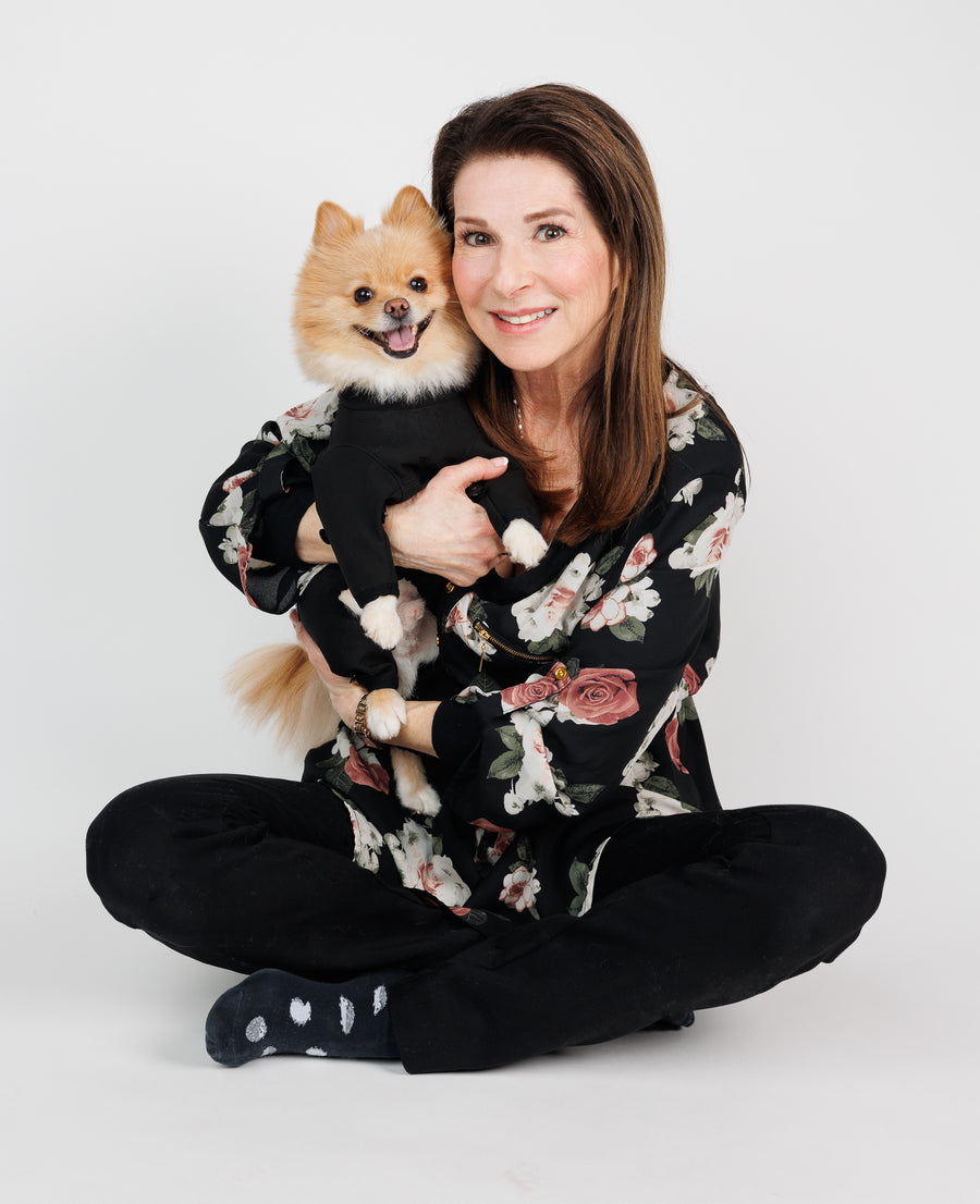 Micheline Blain, propriétaire de l'entreprise québécoise Doggie Wear Style Canada. Manteau pour chien 3 saisons avec bottes attables